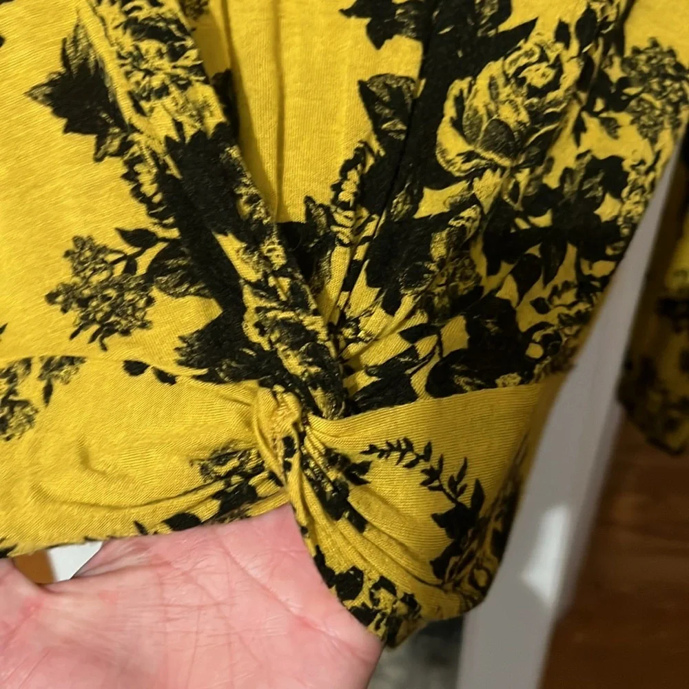 Floral top - Picture 2 of 2